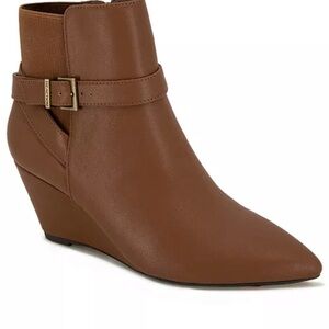 NWT Kenneth Cole Reaction
Women's Emmie Wedge Dress Booties